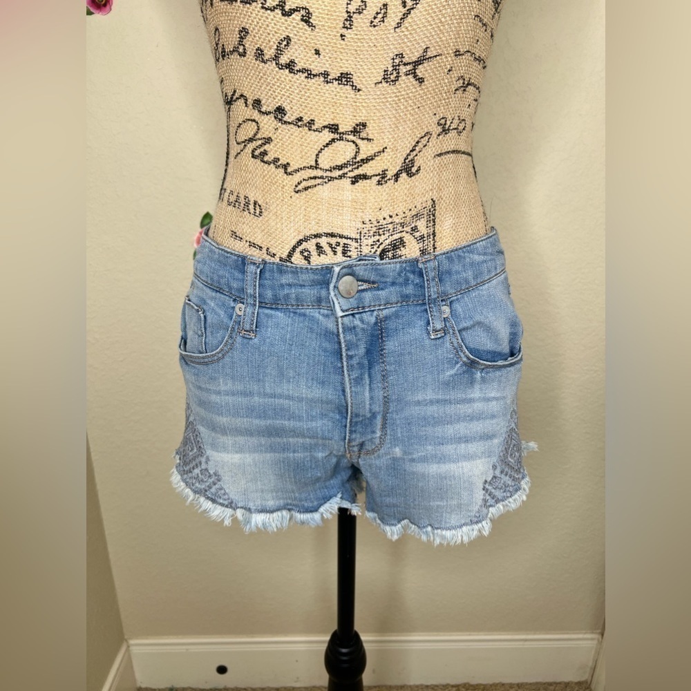 Mossimo High Rise Embroidered Denim Shorts Light Wash Frayed Hem Size 8/29